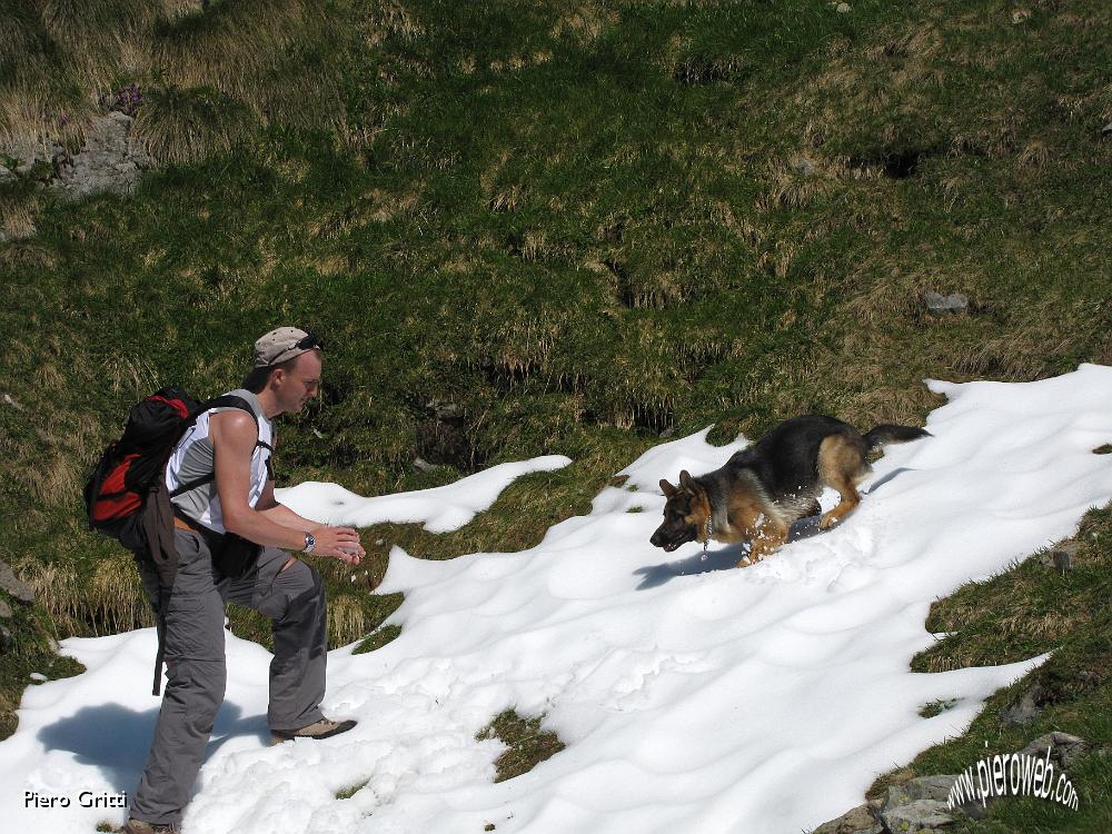 08 Luca gioca a palle di neve con Lubj.jpg